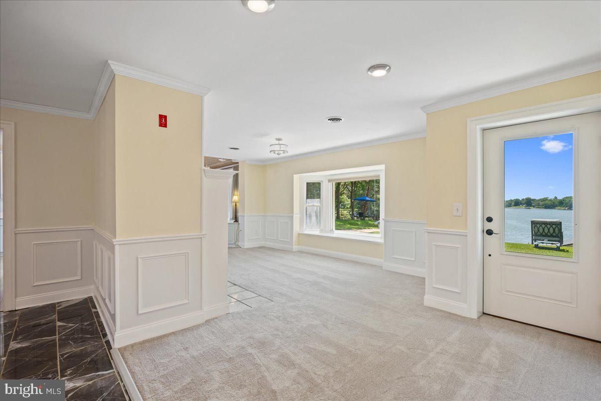 Empty room, Interior, Recessed Lighting, Water