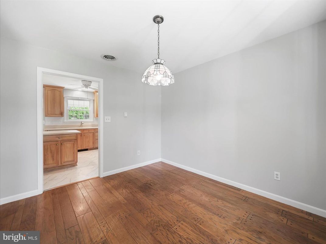 Empty room, Interior, Marble, Pendant Lights, Wood Texture Flooring