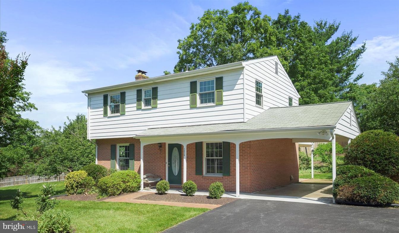 Attached, Exterior, Facade, Brick Facade, Split Level