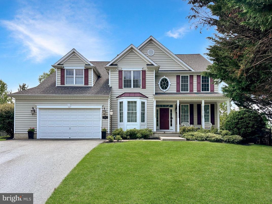 Attached, Exterior, Facade, Farmhouse