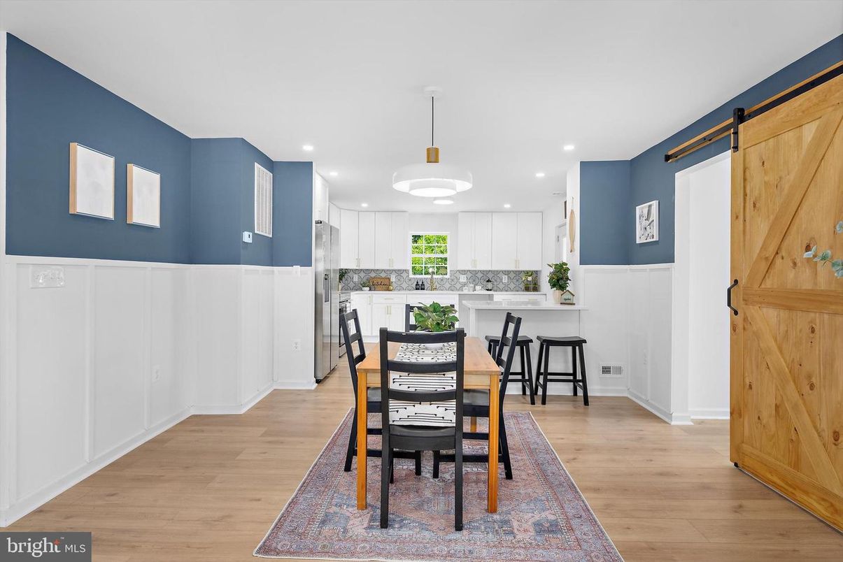 Dining room, Interior, Kitchen, Pendant Lights, Recessed Lighting, Wood Texture Flooring