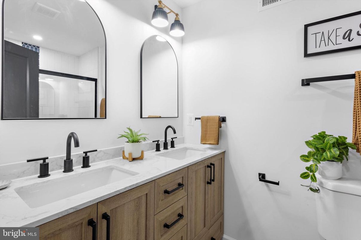 Bathroom, Dual Sink Vanities, Interior, Recessed Lighting