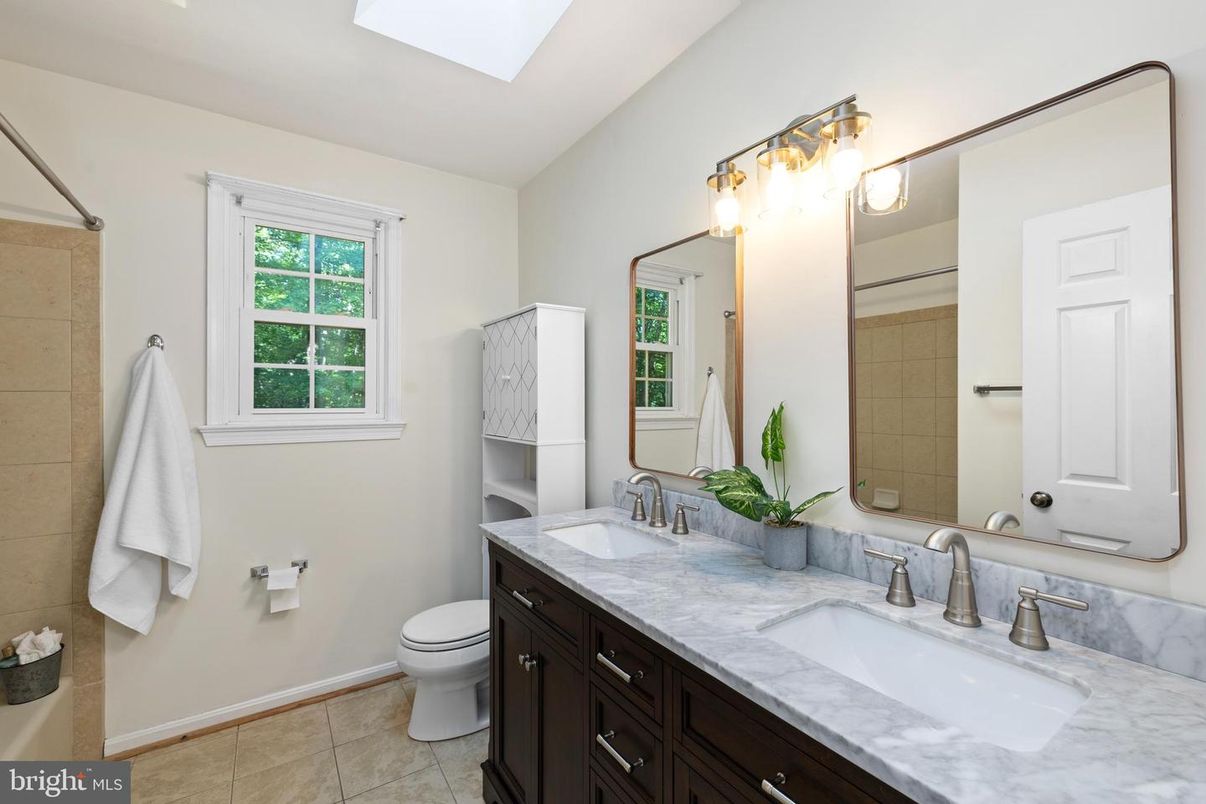 Bathroom, Dual Sink Vanities, Interior