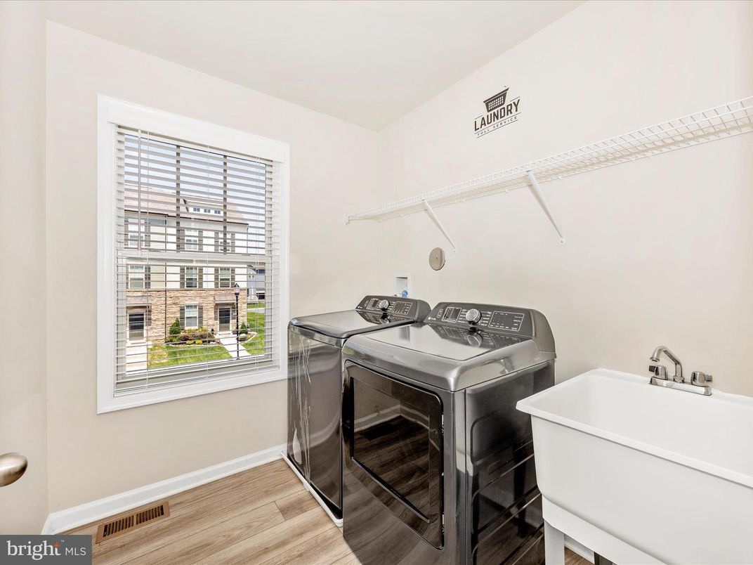 Interior, Washer, Wood Texture Flooring