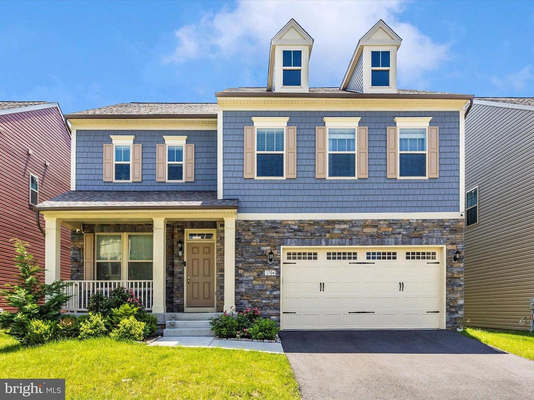 Attached, Exterior, Facade, Rowhouse