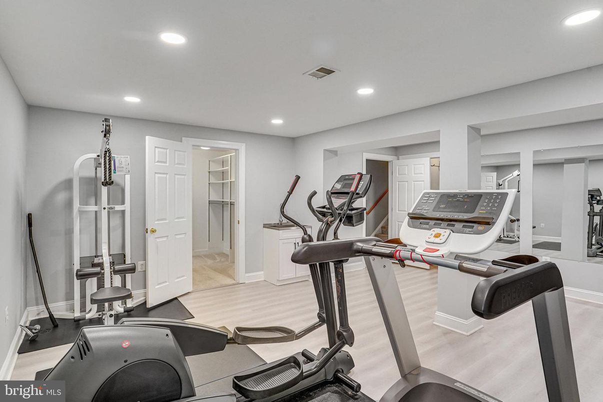Fitness Equipment, Interior, Recessed Lighting, Wood Texture Flooring