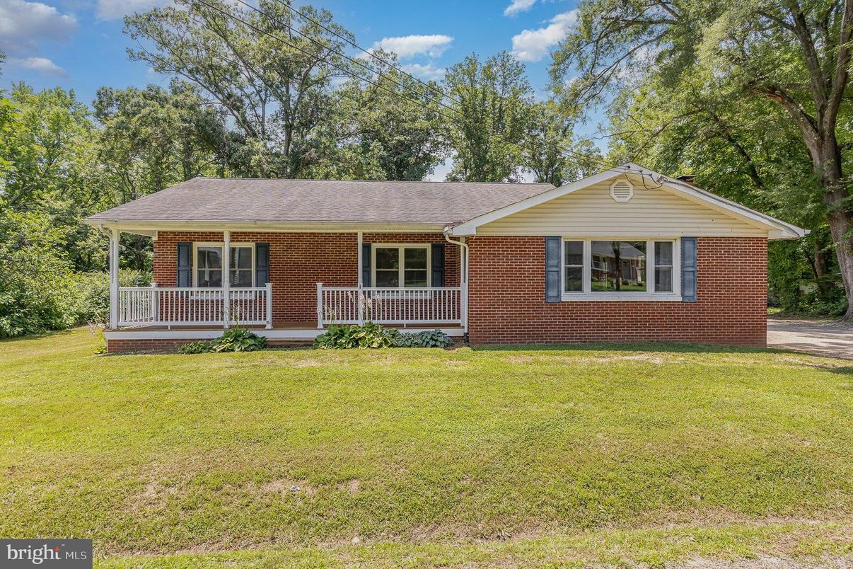 Exterior, Facade, Brick Facade, Ranch