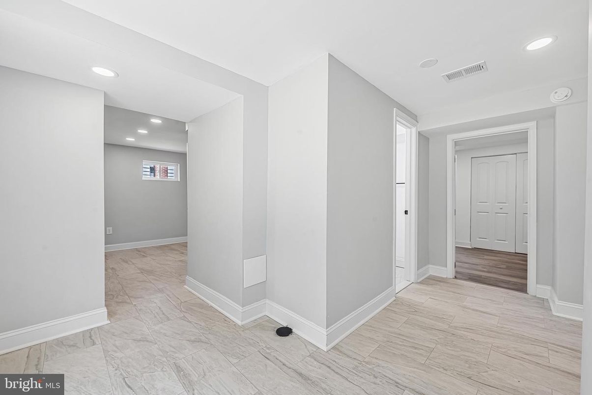 Empty room, Interior, Marble, Recessed Lighting