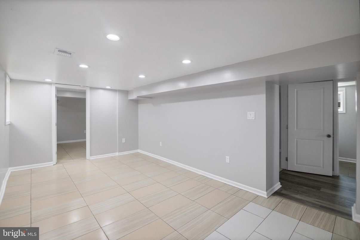 Empty room, Interior, Recessed Lighting