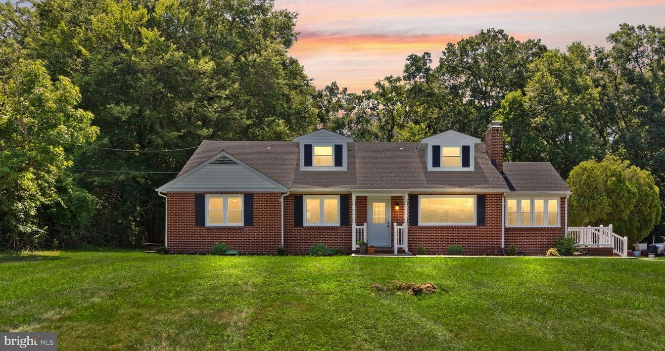 Exterior, Facade, Brick Facade, Cape Cod