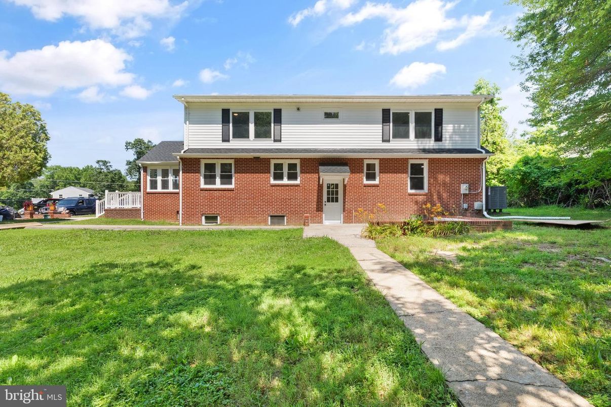 Exterior, Facade, Brick Facade, Split Level
