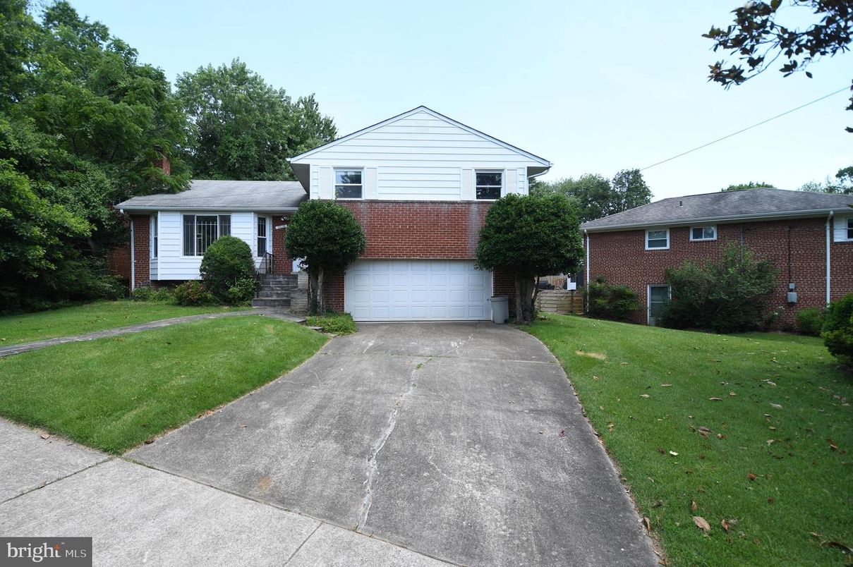 Attached, Exterior, Facade, Brick Facade, Split Level