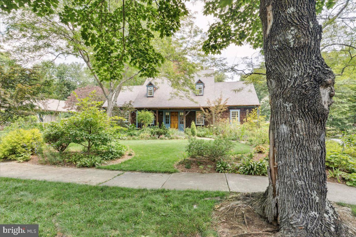 Exterior, Facade, Brick Facade, Cape Cod