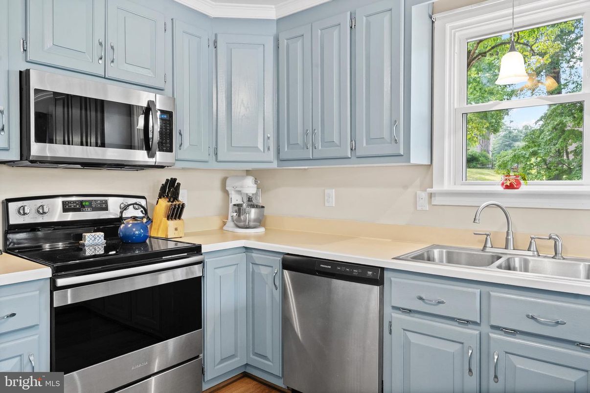 Interior, Kitchen, Pendant Lights, Stainless Steel Appliances