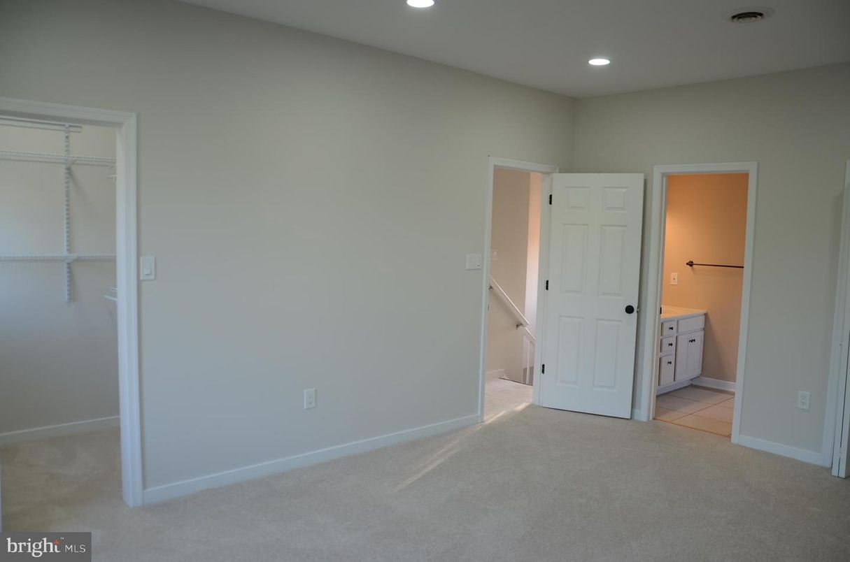 Bathroom, Empty room, Interior, Recessed Lighting