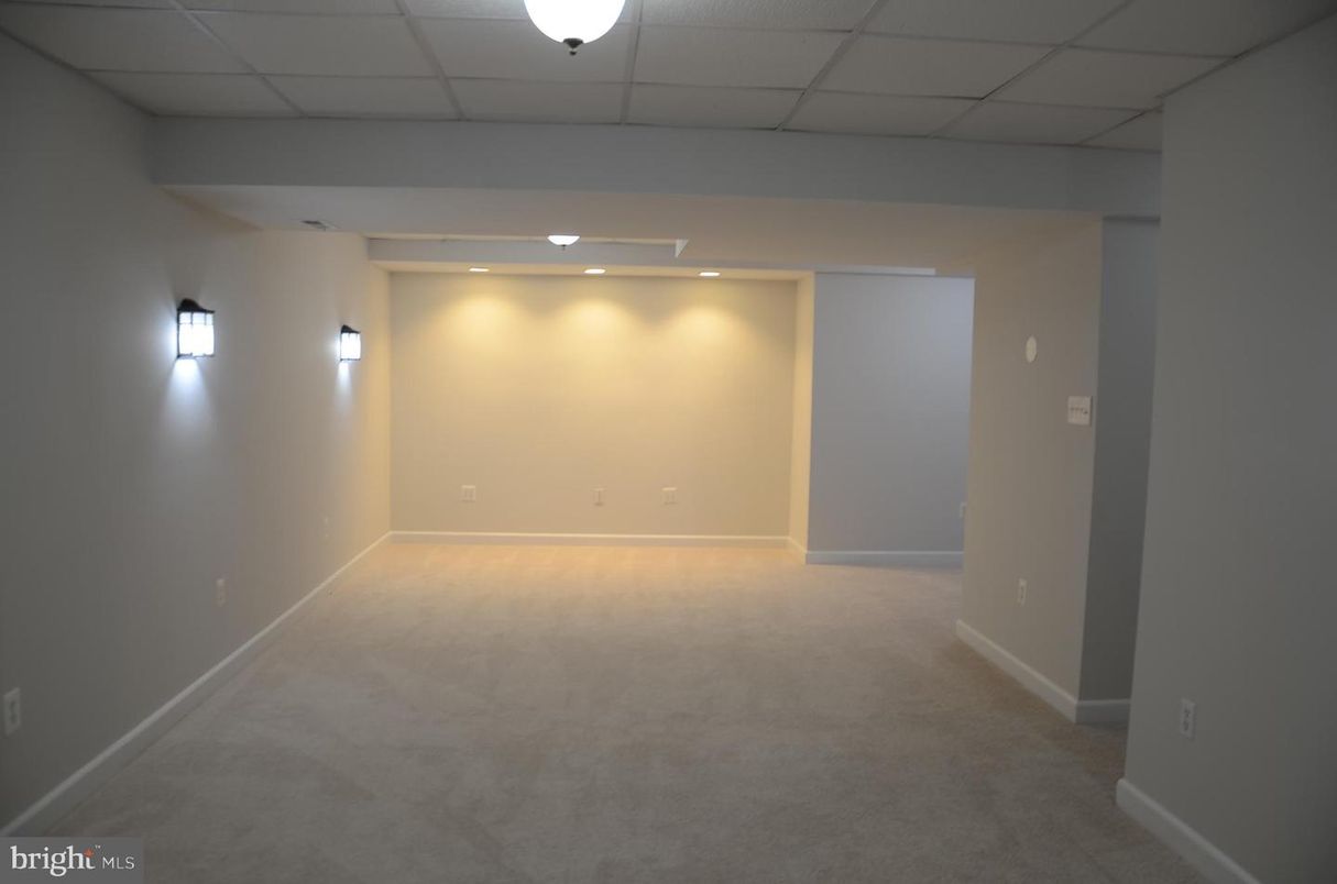 Empty room, Interior, Recessed Lighting