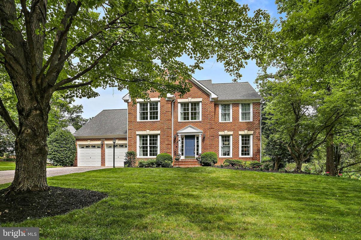 Attached, Exterior, Facade, Brick Facade, Georgian