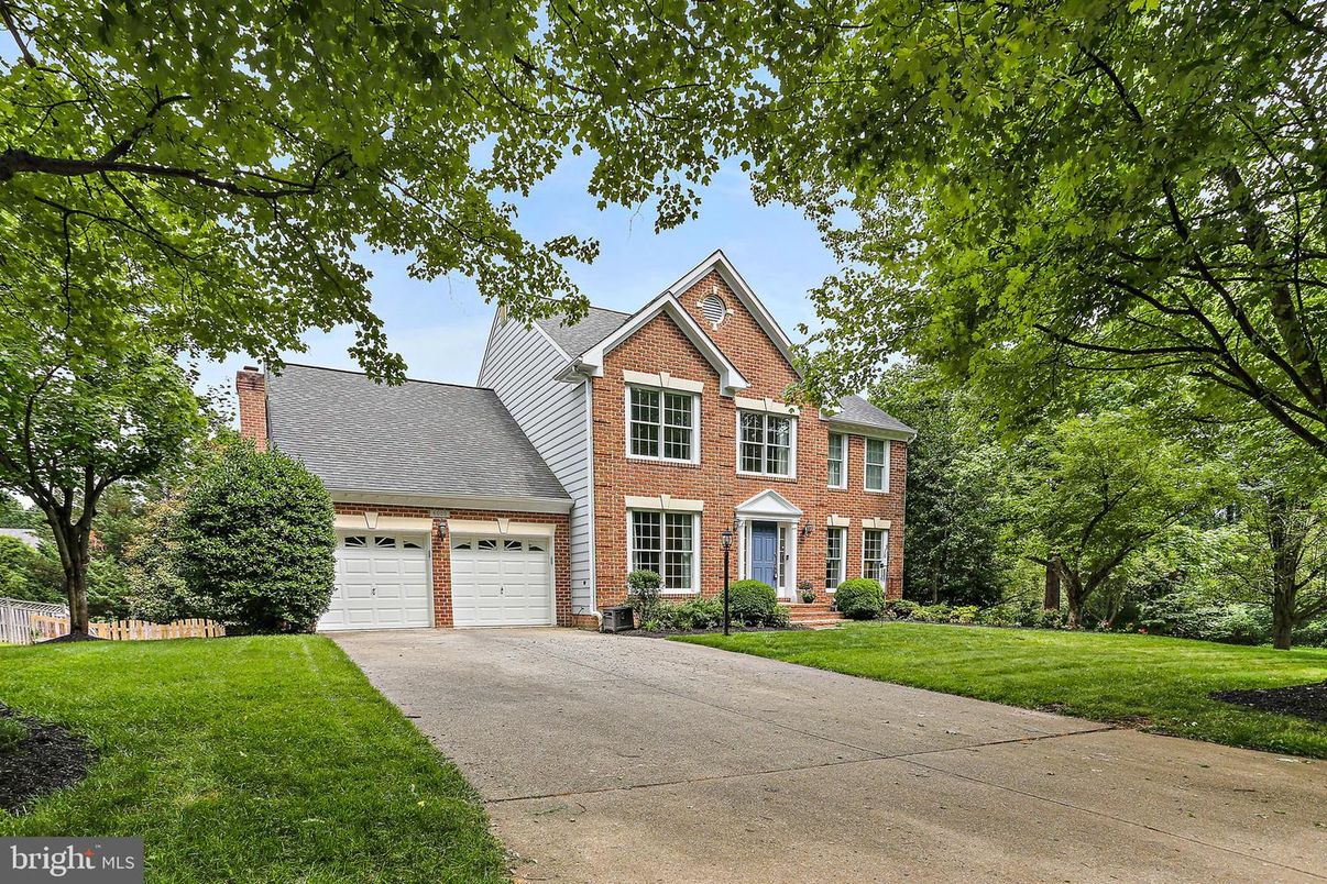 Attached, Exterior, Facade, Brick Facade, Georgian