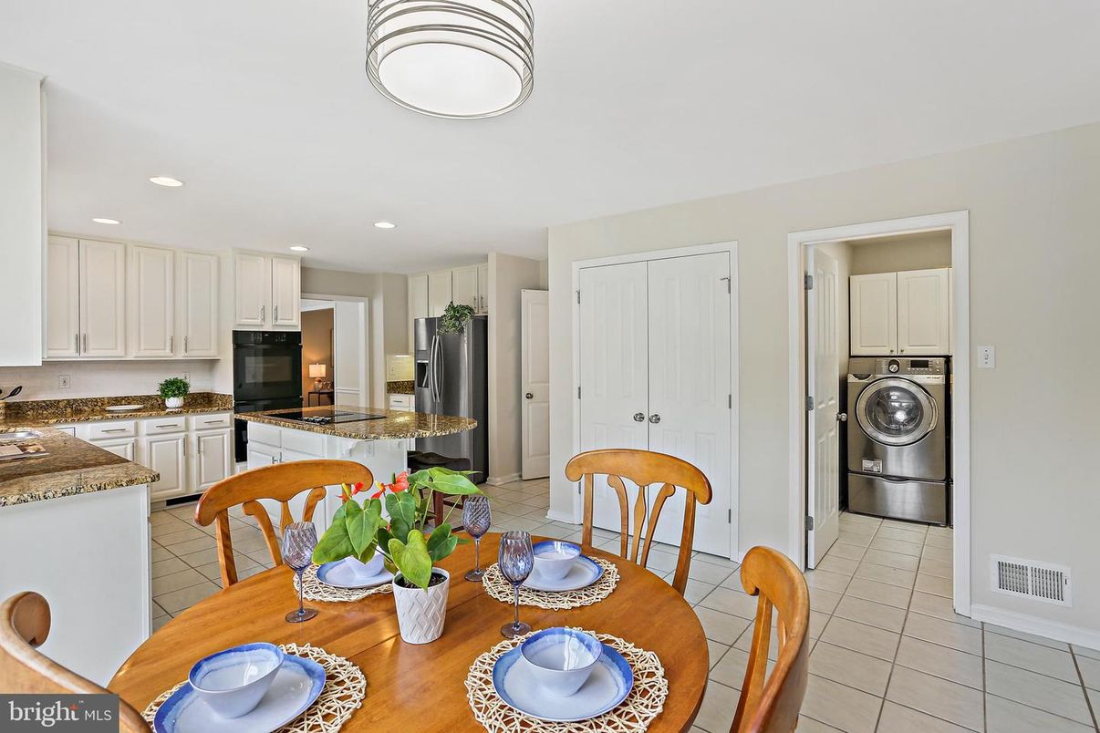 Dining room, Interior, Kitchen, Recessed Lighting, Washer
