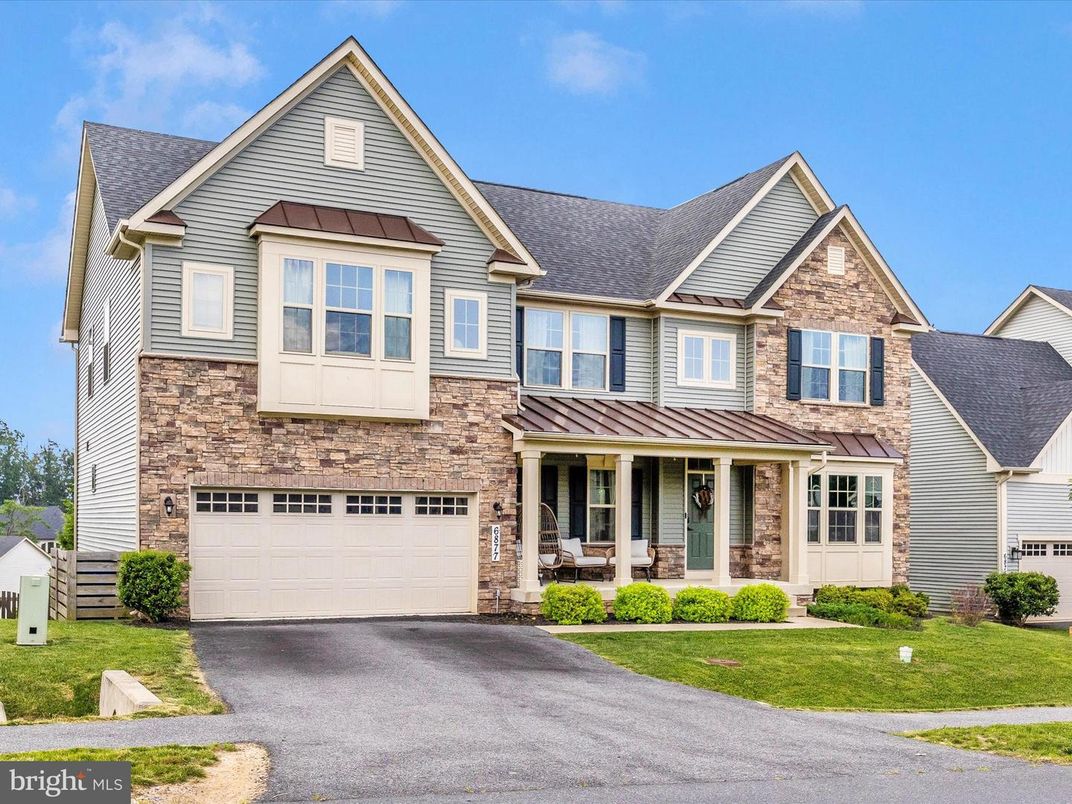 Attached, Exterior, Facade, Farmhouse