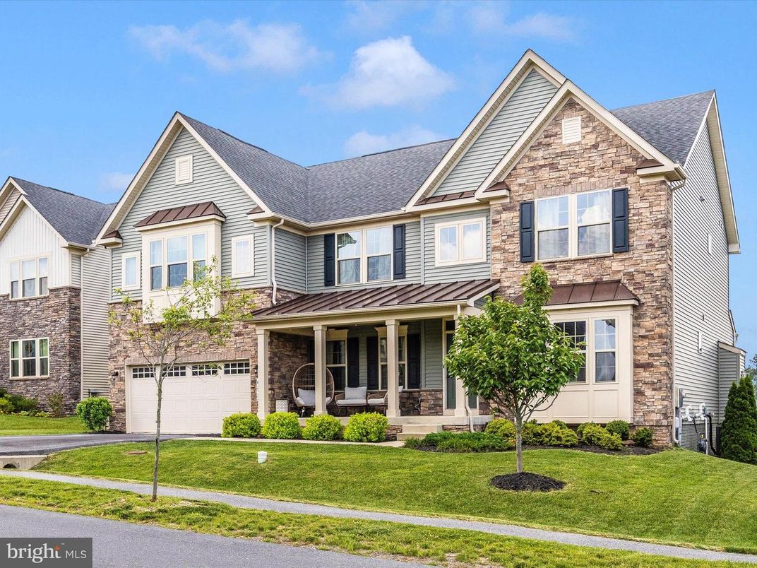 Attached, Exterior, Facade, Farmhouse