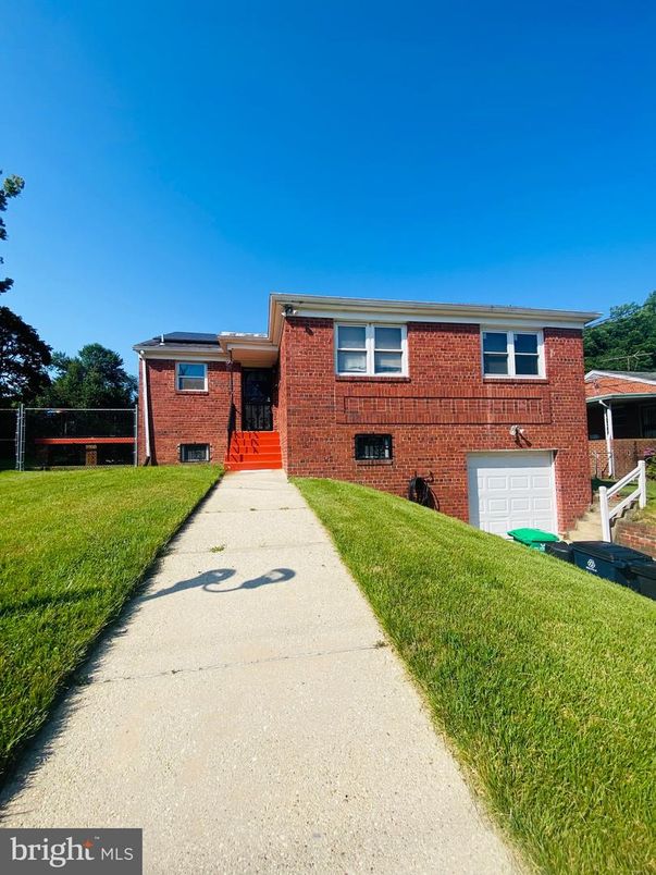 Attached, Exterior, Facade, Brick Facade, Raised Ranch