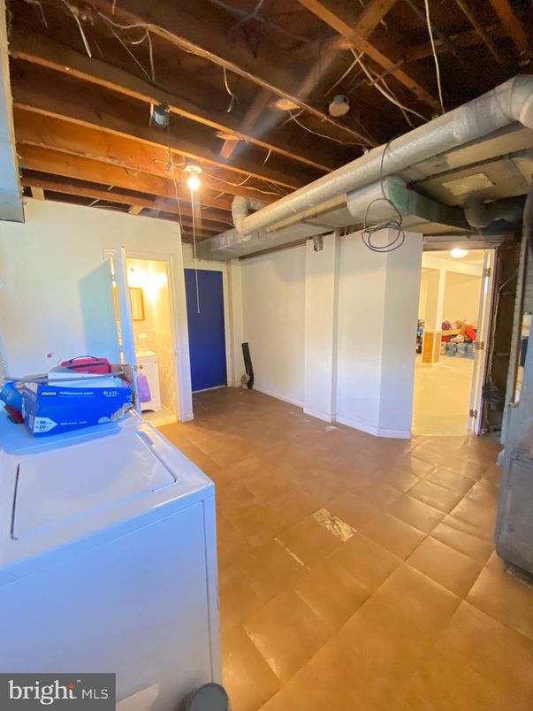 Interior, Washer, Wooden Beams