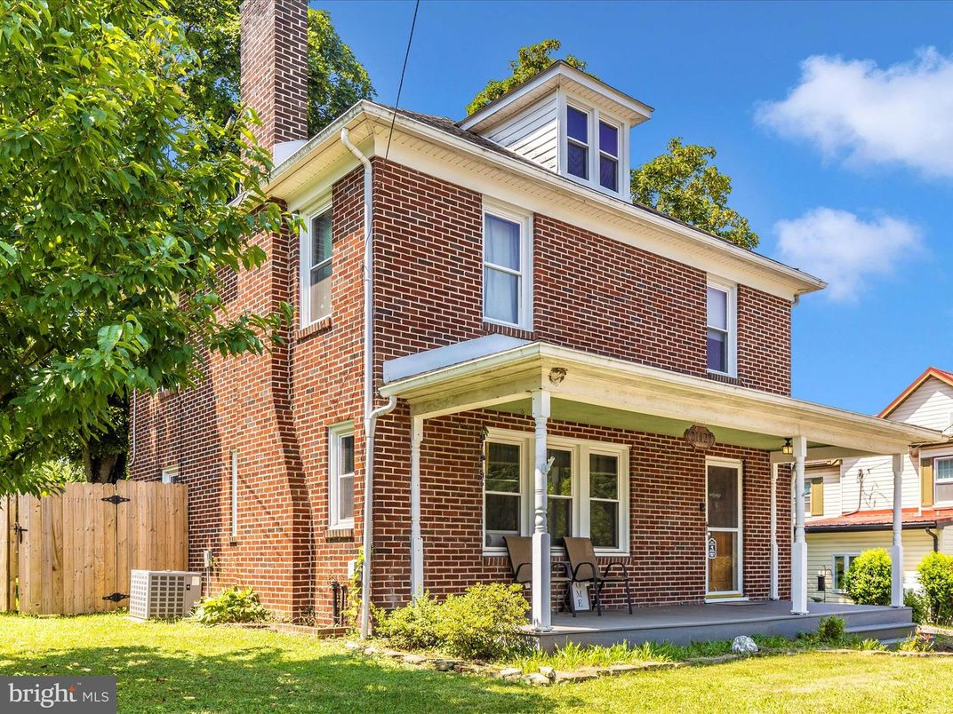 Exterior, Facade, Brick Facade, American Foursquare