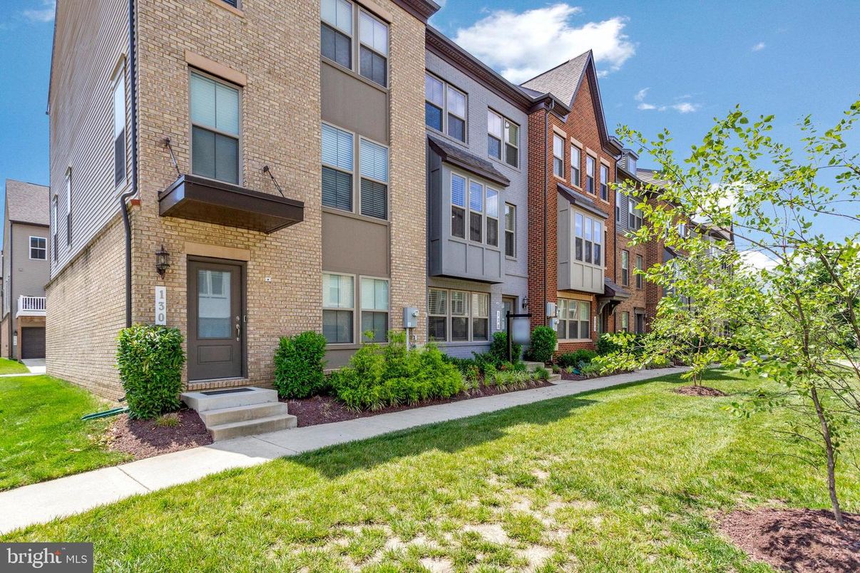 Exterior, Facade, Brick Facade, Rowhouse
