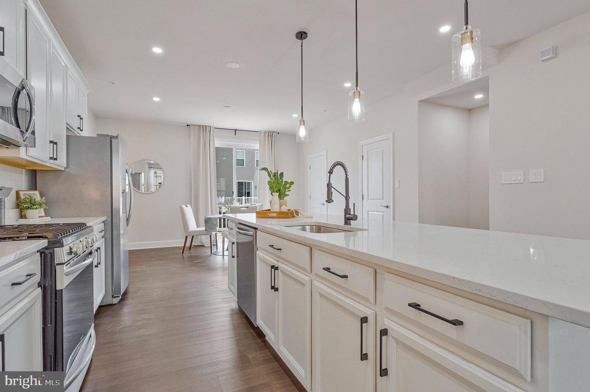Dining room, Interior, Kitchen, Pendant Lights, Recessed Lighting, Stainless Steel Appliances, Wood Texture Flooring