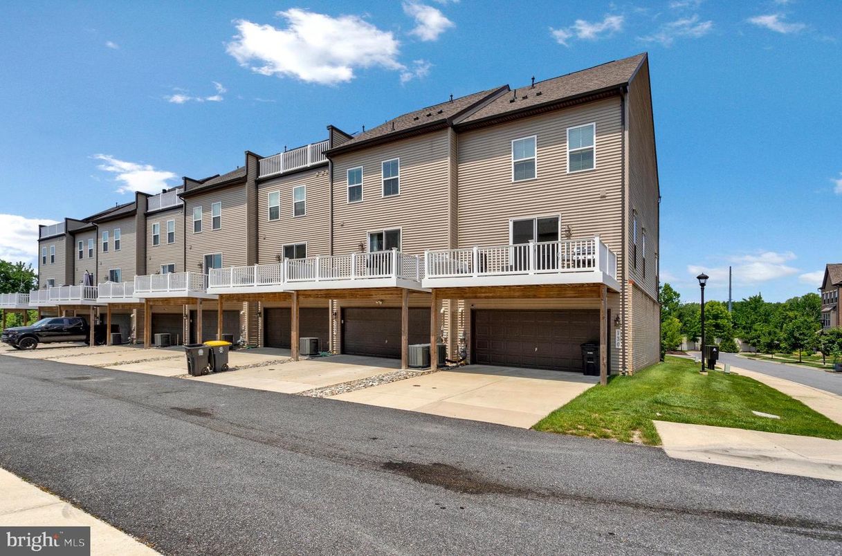 Attached, Exterior, Facade, Rowhouse