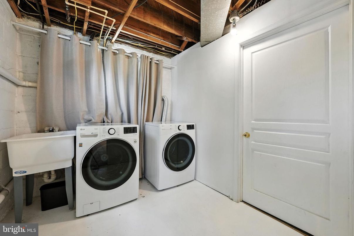 Interior, Washer, Wooden Beams