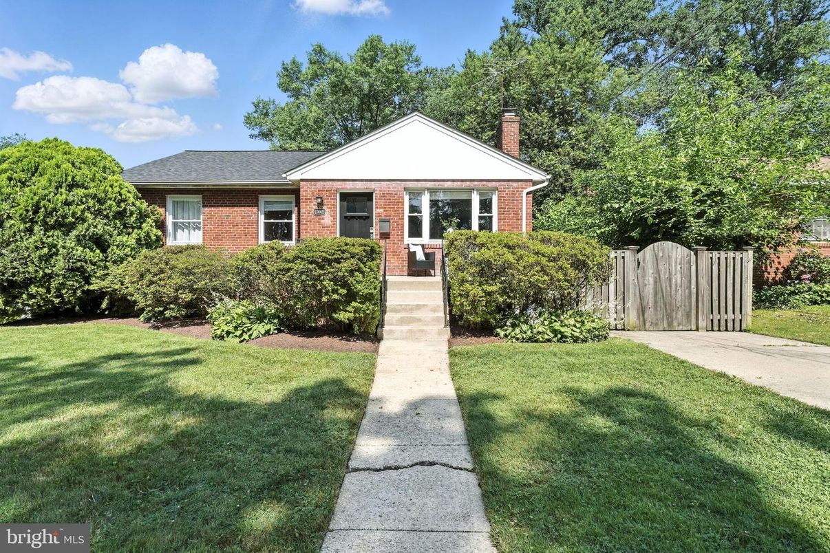 Backyard, Exterior, Facade, Brick Facade, Ranch