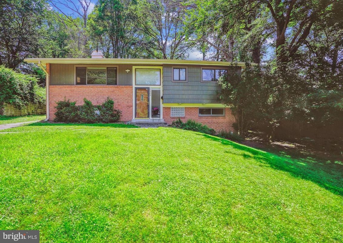 Backyard, Exterior, Facade, Brick Facade, Raised Ranch