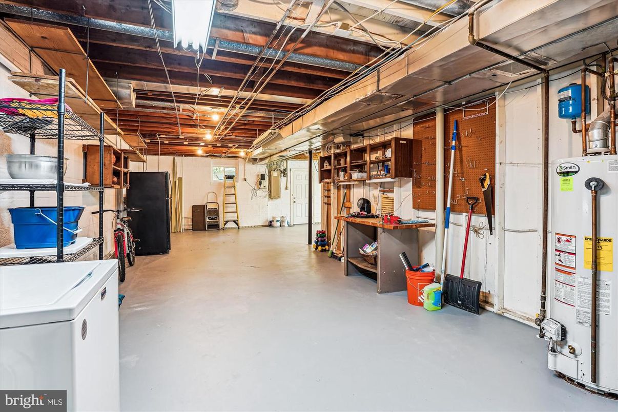 Interior, Washer, Wooden Beams
