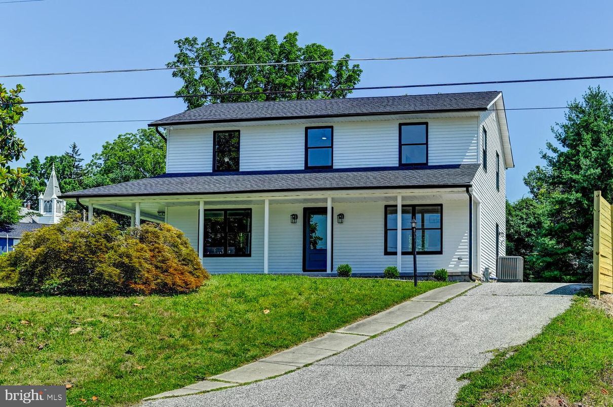 Exterior, Facade, American Foursquare
