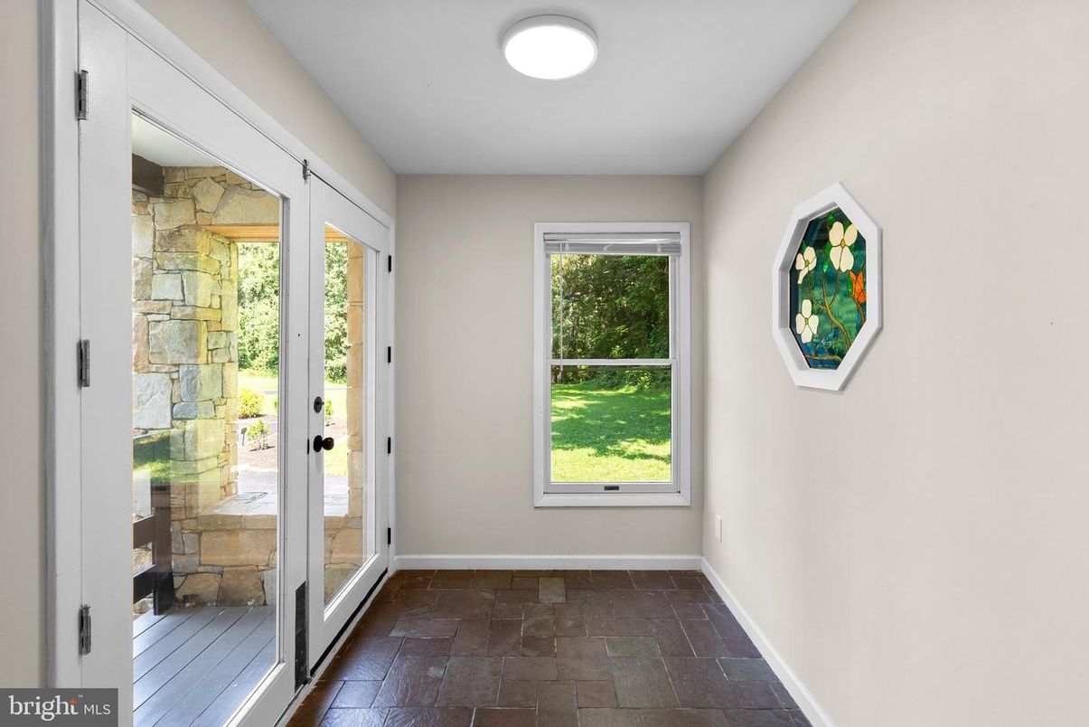 Empty room, Interior, Recessed Lighting, Stone Walls