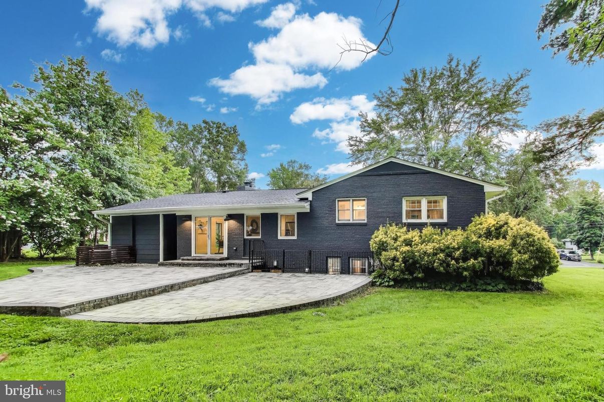 Backyard, Exterior, Facade, Split Level