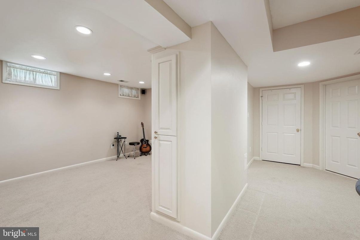 Empty room, Interior, Recessed Lighting