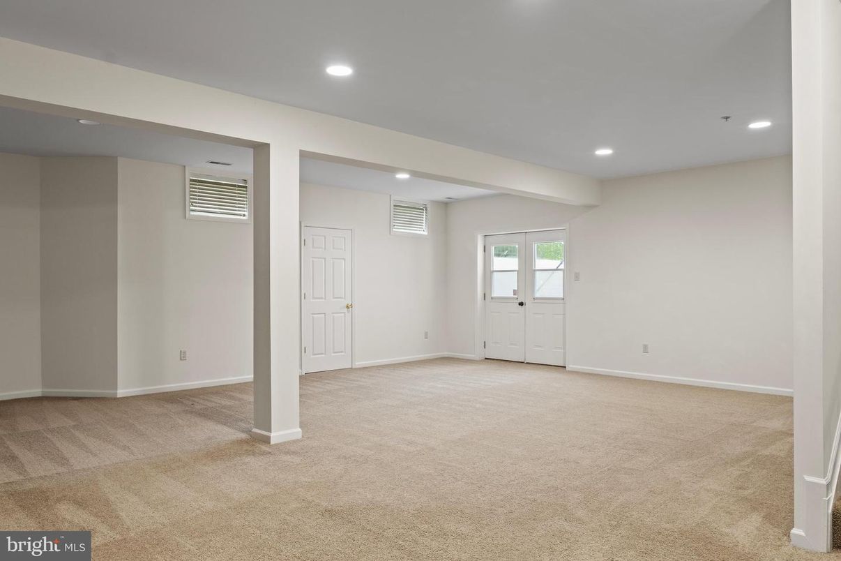 Empty room, Interior, Recessed Lighting