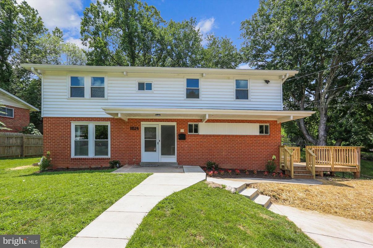 Exterior, Facade, Brick Facade, Split Level