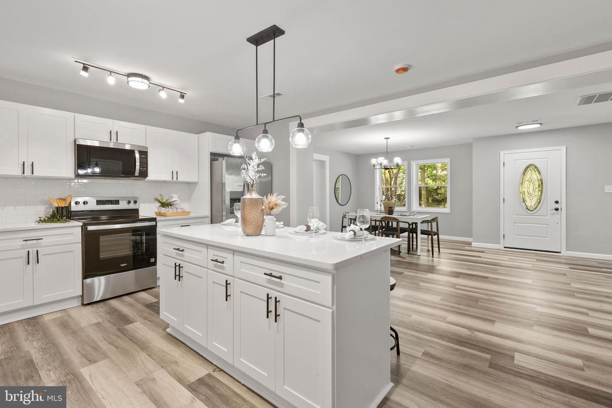 Chandelier, Dining room, Interior, Kitchen, Pendant Lights, Recessed Lighting, Stainless Steel Appliances, Wood Texture Flooring