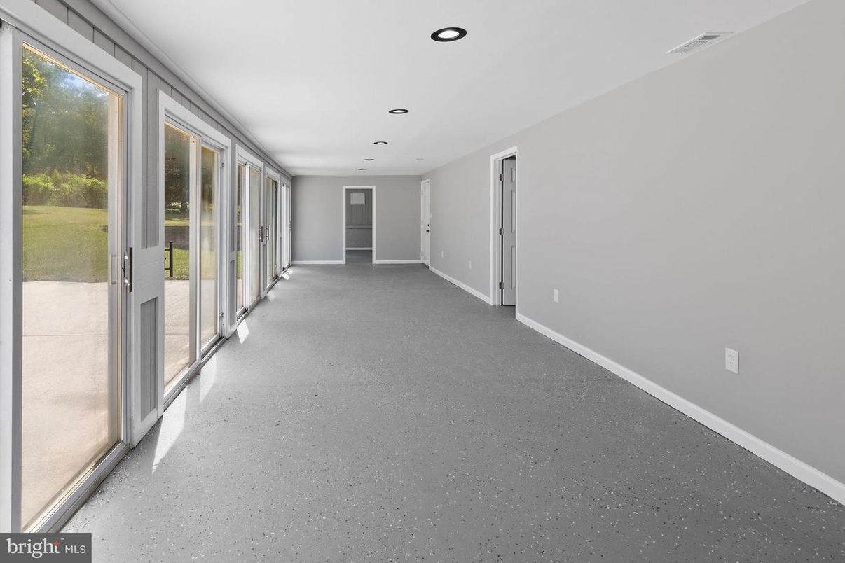 Empty room, Interior, Recessed Lighting