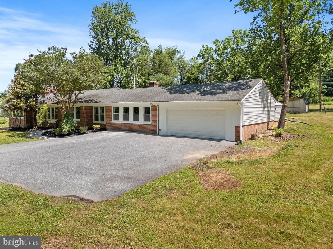Attached, Exterior, Facade, Brick Facade, Ranch