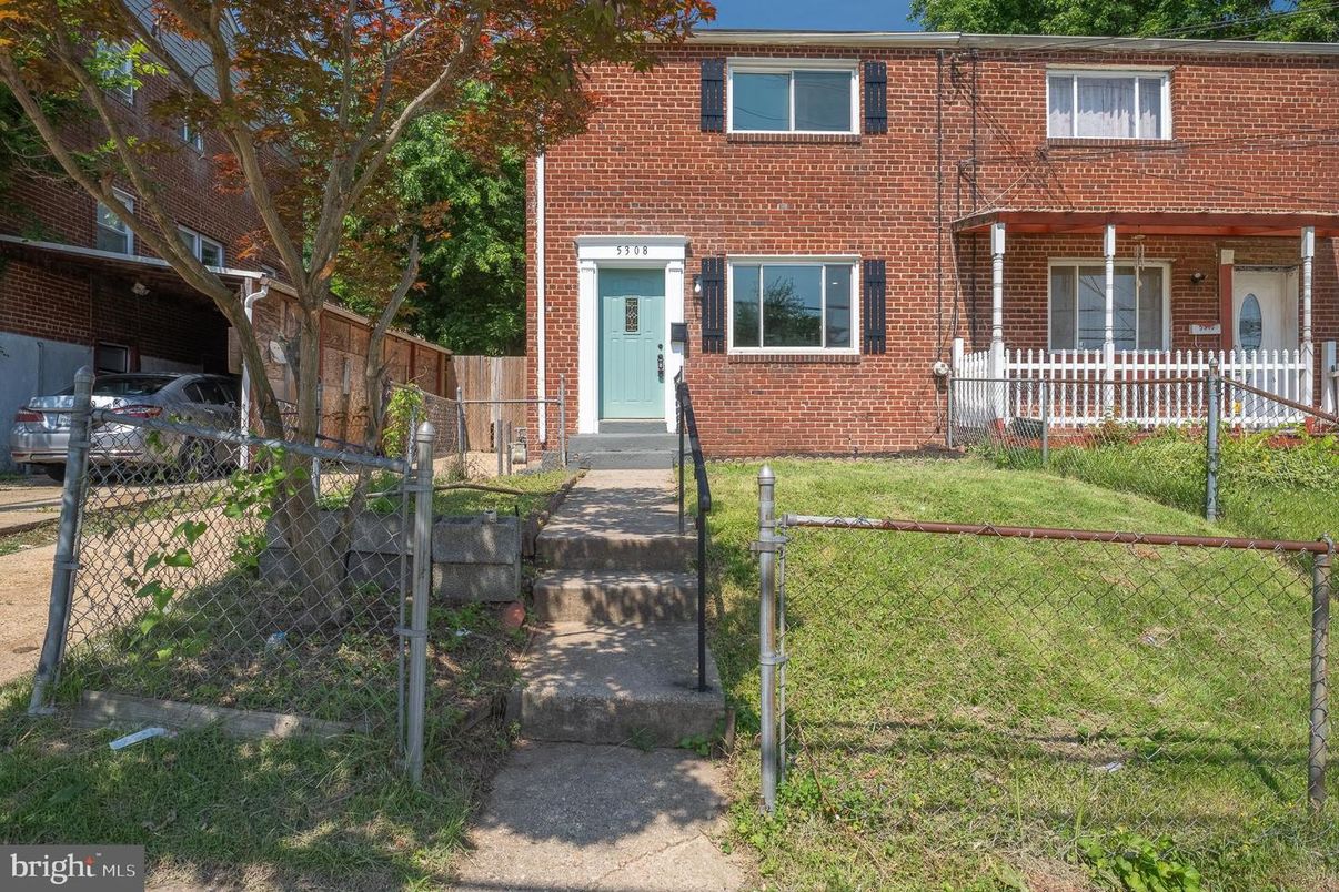 Exterior, Facade, Brick Facade, Rowhouse