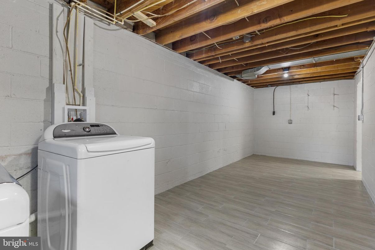 Interior, Washer, Wooden Beams, Wood Texture Flooring