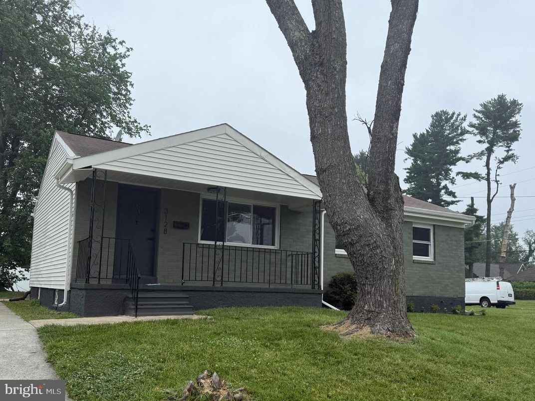 Backyard, Exterior, Facade, Ranch