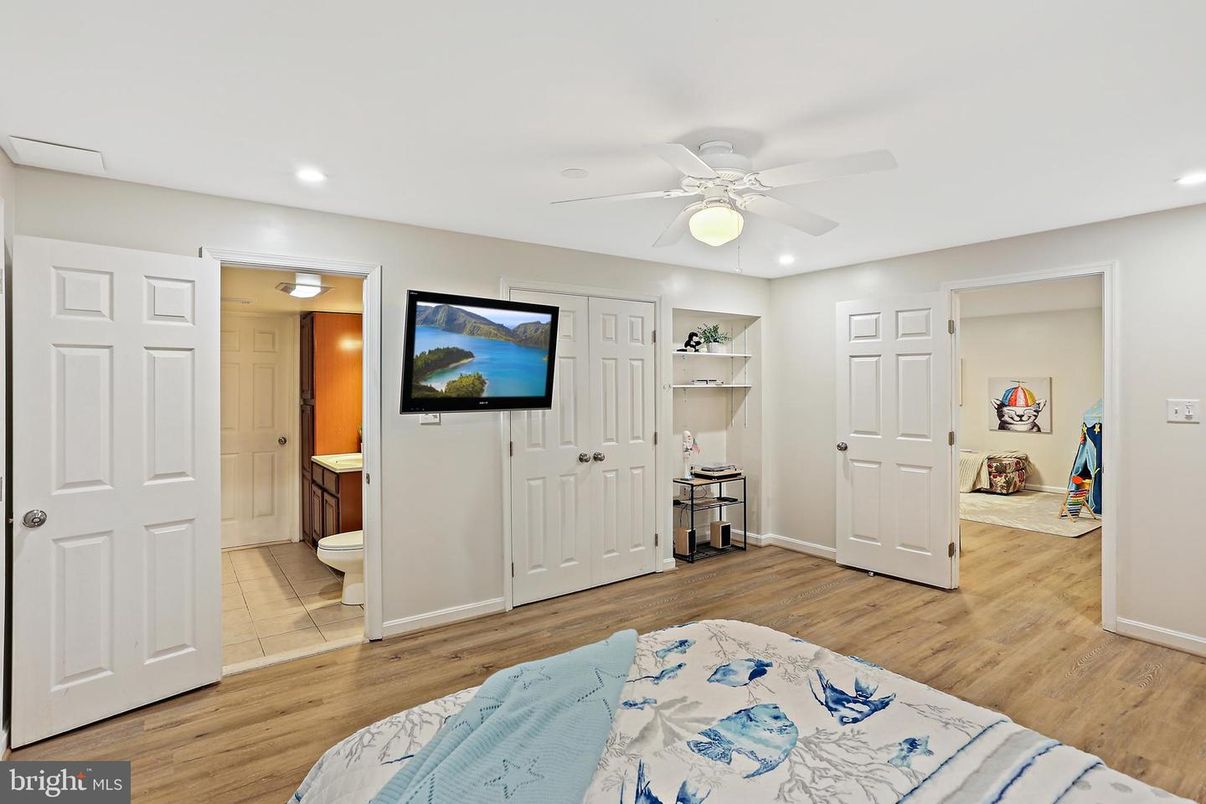 Bathroom, Interior, Recessed Lighting, Wood Texture Flooring
