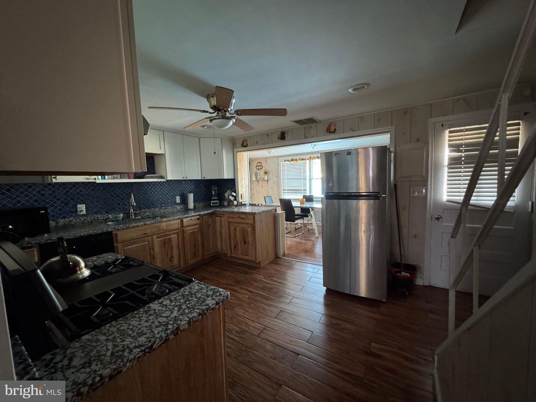 Dining room, Interior, Kitchen, Stainless Steel Appliances, Wood Texture Flooring