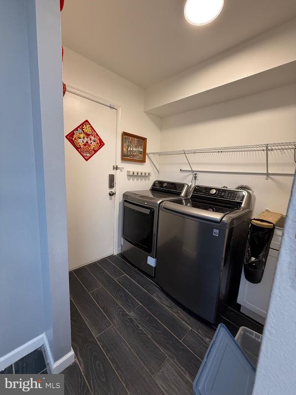 Interior, Recessed Lighting, Washer, Wood Texture Flooring